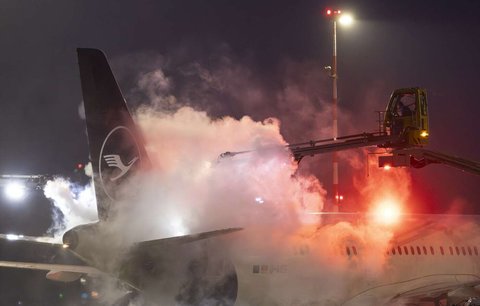 Přívaly sněhu zrušily řadu letů včetně těch do Prahy. Vánice zkomplikovala provoz v Německu