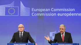 Místopředseda Evropské komise Timmermans a eurokomisař pro migraci Avramopulos na tiskovce