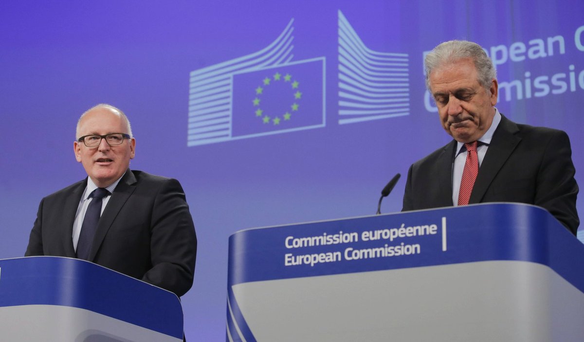 Místopředseda Evropské komise Timmermans a eurokomisař pro migraci Avramopulos na tiskovce