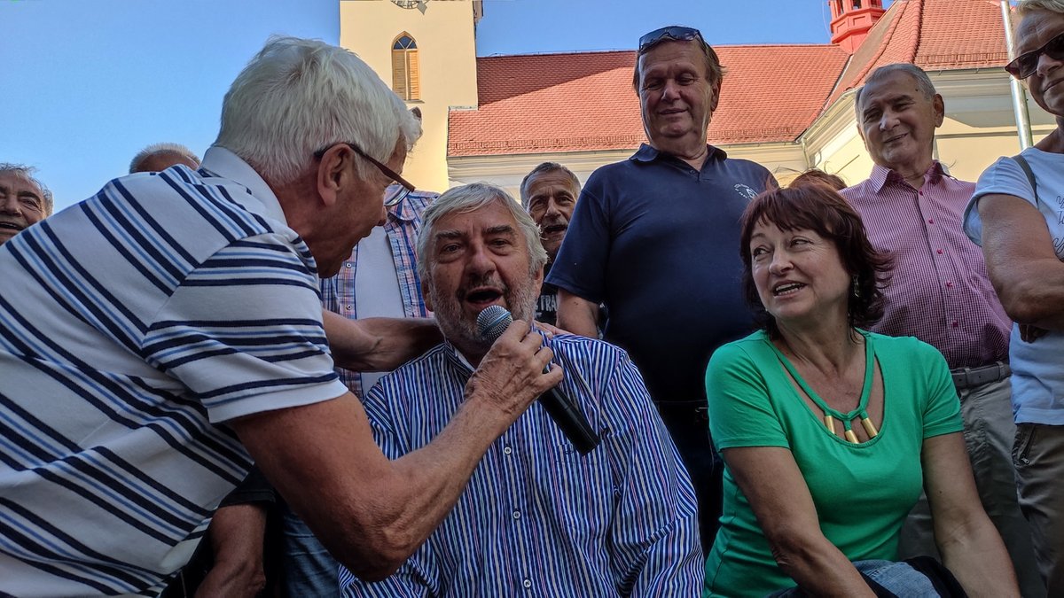 Herec Miroslav Donutil (70) si před odhalením památníku Frantovi Kocourkovi rád zazpíval.