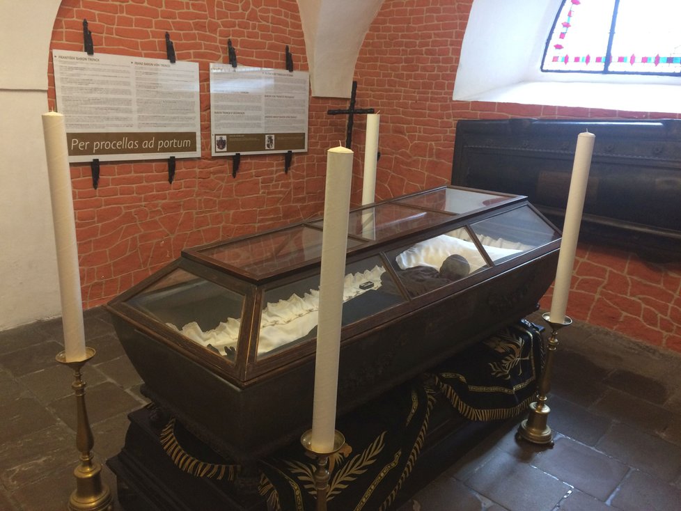 František baron Trenck, velitel pandurů, který upadl v nemilost císařovny Marie Terezie, odpočívá v hrobce Kapucínského kláštera v Brně.