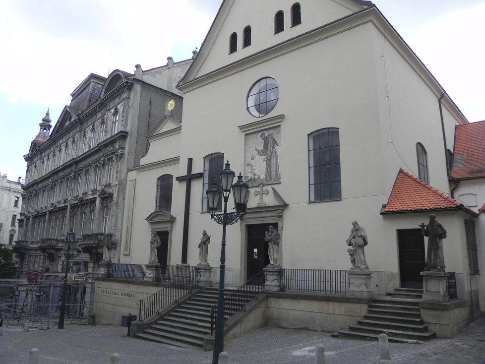 František baron Trenck, velitel pandurů, který upadl v nemilost císařovny Marie Terezie, odpočívá v hrobce Kapucínského kláštera v Brně.