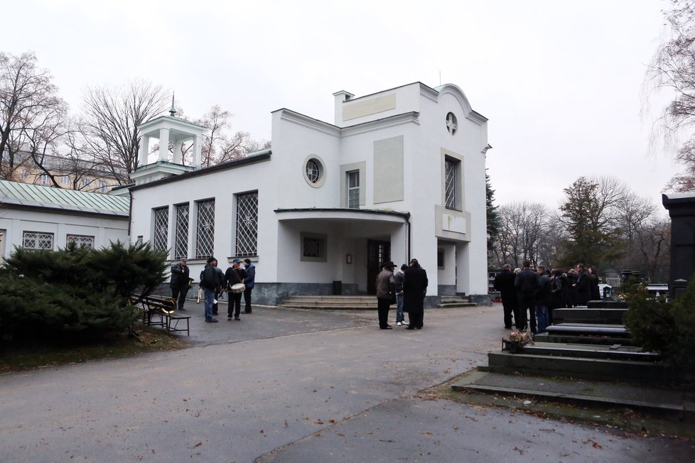 Kolem 150 truchlících se sešlo před kaplí v Olšanských hřbitovech.