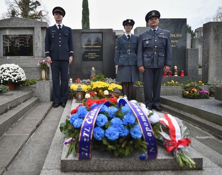 Vojáci u hrobu československého vojenského pilota a válečného stíhače generálmajora Františka Chábery.