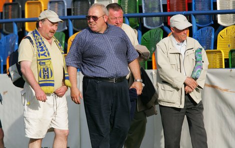 František Chvalovský (uprostřed) se při páteční nehodě asi pořádně zapotil.