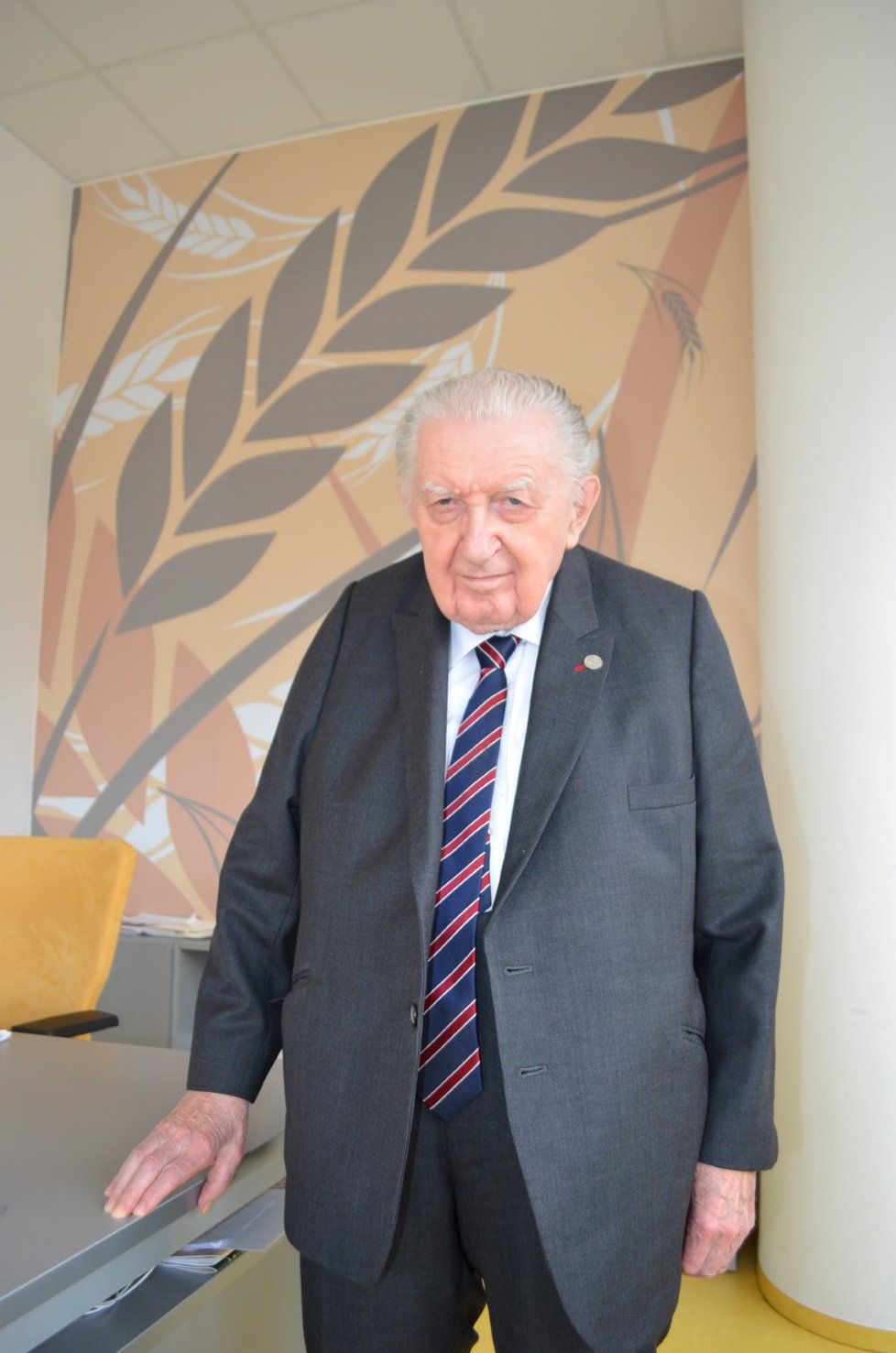 Nejstarší senátor František Čuba (SPO) ve své kanceláři ve Zlíně 13. 2. 2018. V Senátu nebyl na plénu ani na výboru už rok a půl.