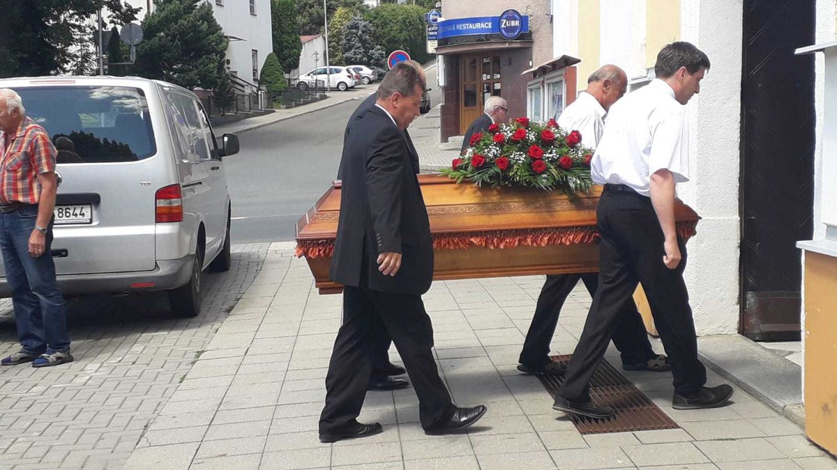 Ve Slušovicích se koná pohřeb bývalého senátora a představitele JZD Slušovice Františka Čuby (†83) ( (3. 7. 2019)