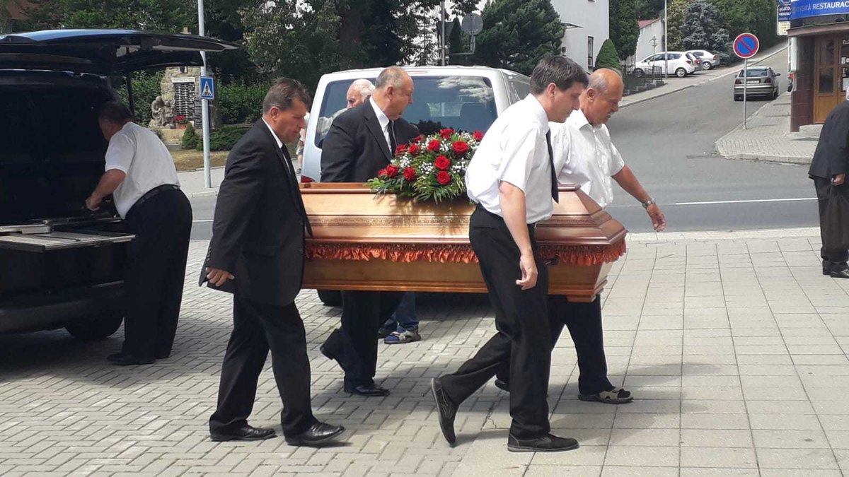 Ve Slušovicích se koná pohřeb bývalého senátora a představitele JZD Slušovice Františka Čuby (†83) ( (3. 7. 2019)