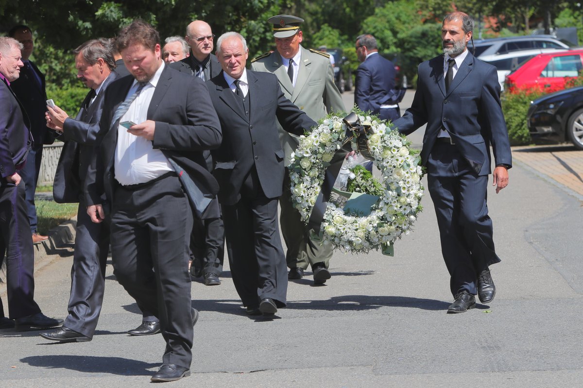 Pohřeb strůjce „slušovického zázraku“ Františka Čuby: Hosté nesou ohromné věnce (3. 7. 2019)