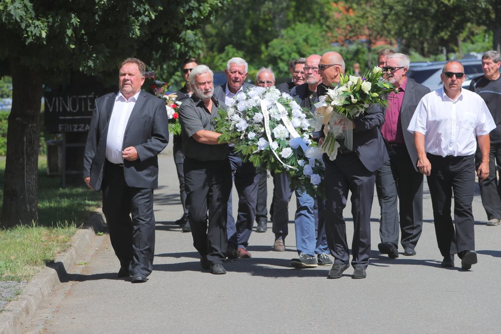 Pohřeb strůjce „slušovického zázraku“ Františka Čuby: Hosté nesou ohromné věnce (3. 7. 2019)