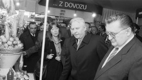 Foto z jara 1989: František Čuba (vpravo) provází po JZD Slušovice člena politického byra a tajemníka ÚV KSSS Jegora Ligačova.
