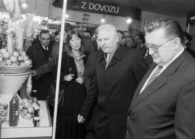 Foto z jara 1989: František Čuba (vpravo) provází po JZD Slušovice člena politického byra a tajemníka ÚV KSSS Jegora Ligačova.