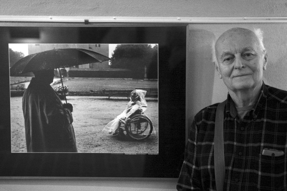 František Dostál je rád, že se může ohlédnout za svou dosavadní tvorbou a říct si, že po něm alespoň něco zůstalo. Konkrétně fotografie s nadčasovým poselstvím, jejichž hodnotu prokázala nikoliv snaha o okamžité umění, ale čas.