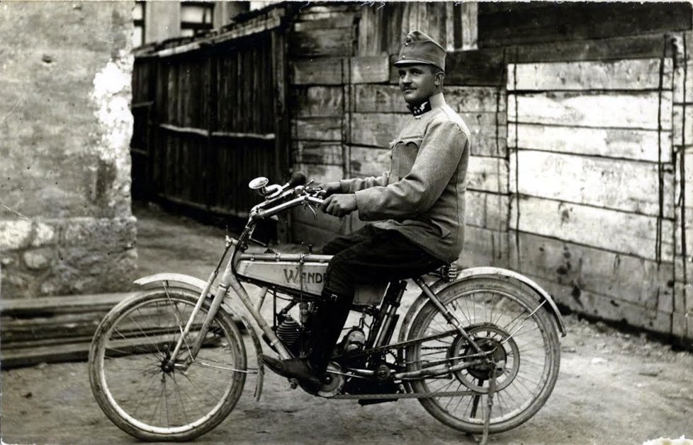 Leopold Lojka se postupně vypracoval na osobního řidiče. V osudný den vezl arcivévodu Ferdinanda