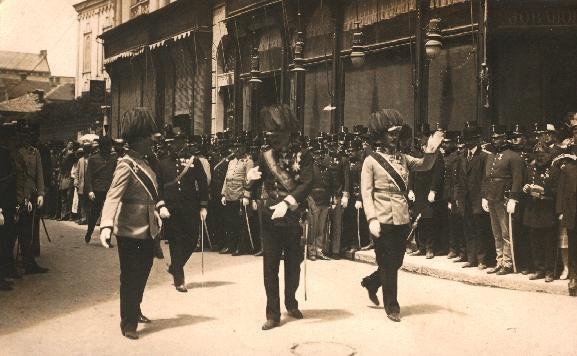 František Ferdinand jde k nádraží v Illdži