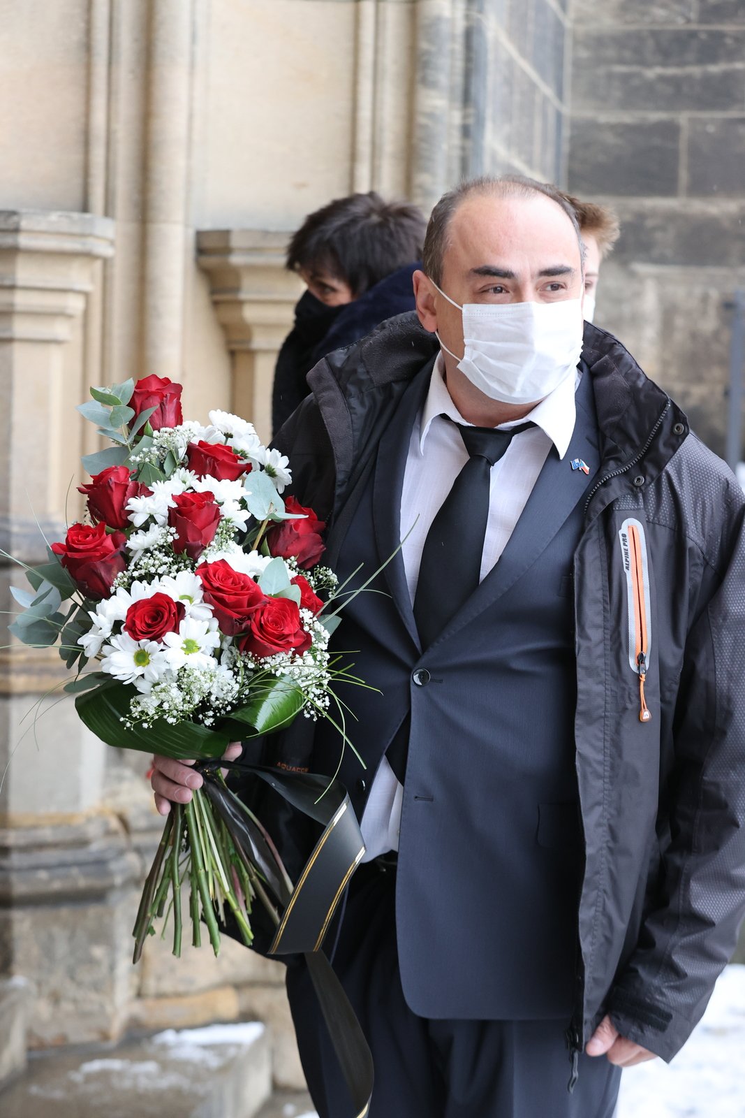 Syn Františka Filipa na jeho pohřbu.