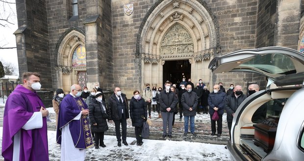 Závěr pohřbu legendárního režiséra Františka Filipa.