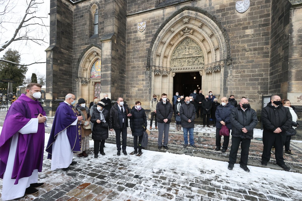 Závěr pohřbu legendárního režiséra Františka Filipa.