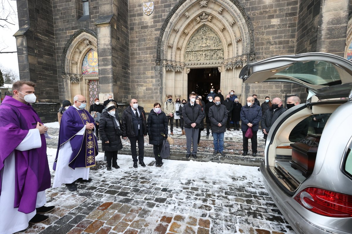 Závěr pohřbu legendárního režiséra Františka Filipa.