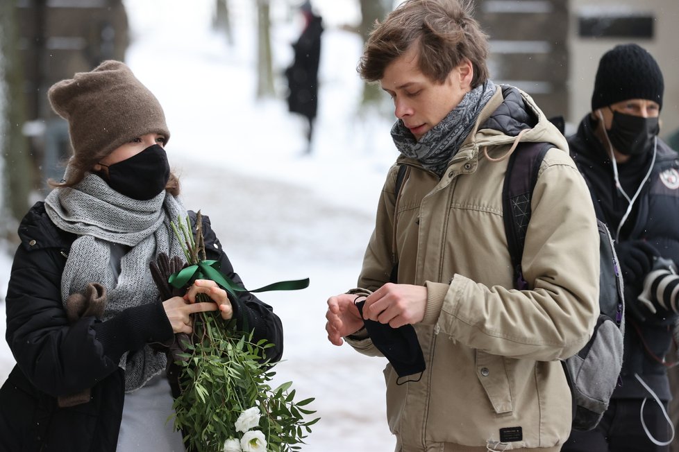 Smuteční hosté se přicházejí rozloučit s režisérem Františkem Filipem.