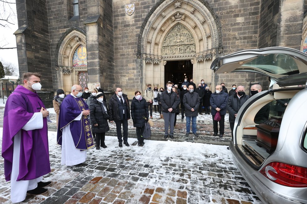 Závěr pohřbu legendárního režiséra Františka Filipa.