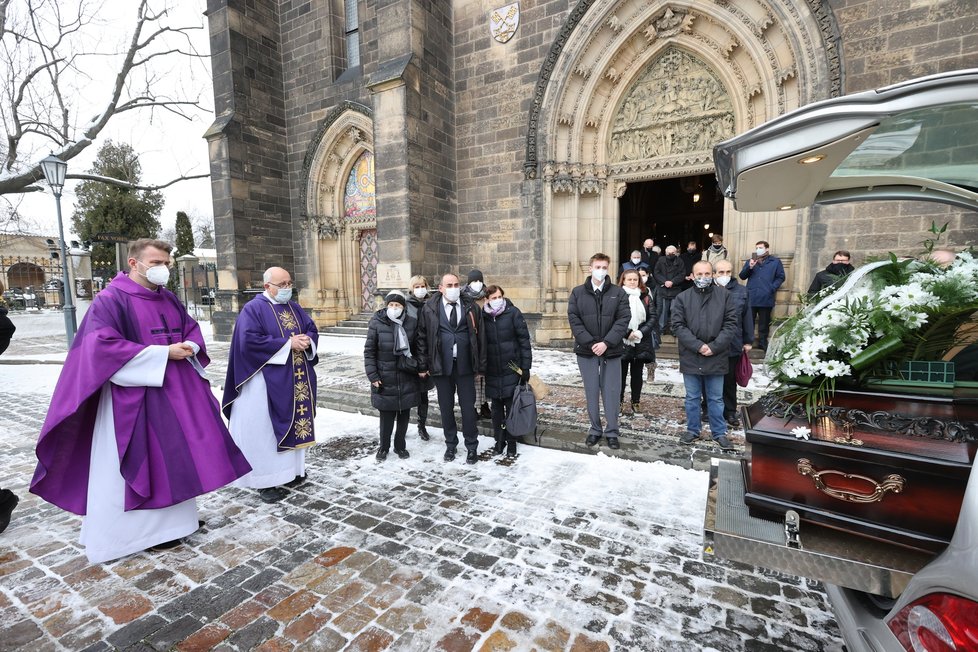 Závěr pohřbu legendárního režiséra Františka Filipa.