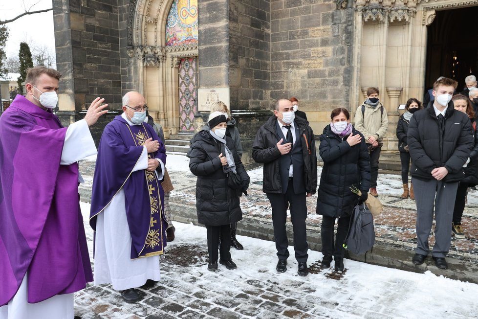 Závěr pohřbu legendárního režiséra Františka Filipa.