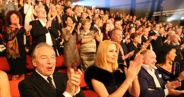Září 2014: Manželé Gottovi nadšeně aplaudují na pražské premiéře Fantoma Opery.