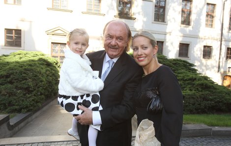 Janeček s Mátlovou a malou Emilly tvoří šťastnou rodinku.