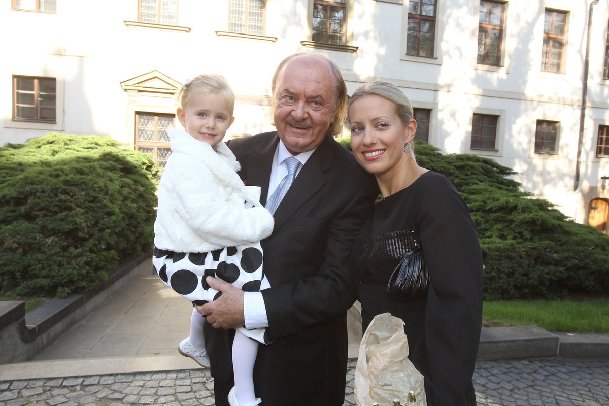 Janeček s Mátlovou a malou Emilly tvoří šťastnou rodinku.