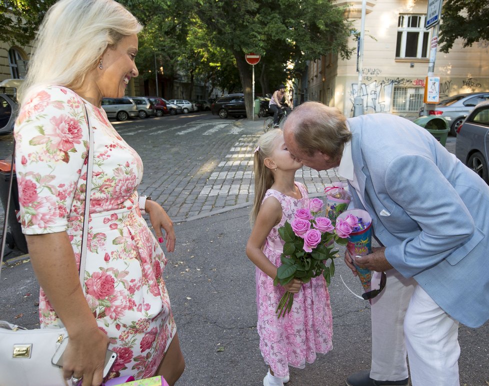 Emily Anne dostala od táty Františka pusu pro štěstí.