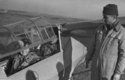 Vzácný snímek Františka Kobíka u školního větroně Lf-109 Pionýr. Fanda tehdy nechal svézt svou budoucí manželku, což je ta dáma na předním sedadle