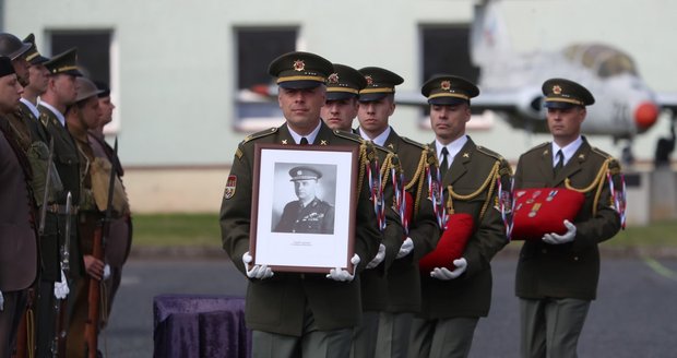 Ostatky generála Moravce jsou v Česku: Speciál z USA přivezl domů tělo exšéfa rozvědky