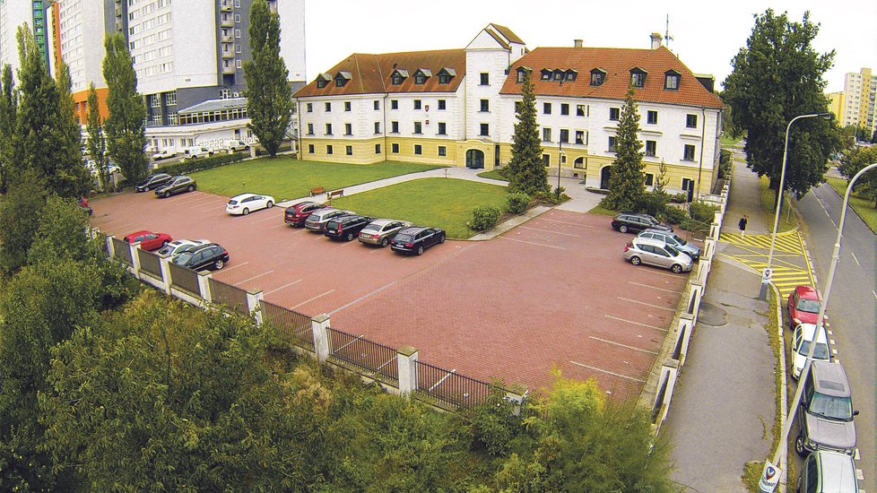 Za plotem rozlehlého parkoviště Mrázkovy společnosti v Praze 4 se v hustém křoví skrýval vraždící střelec.