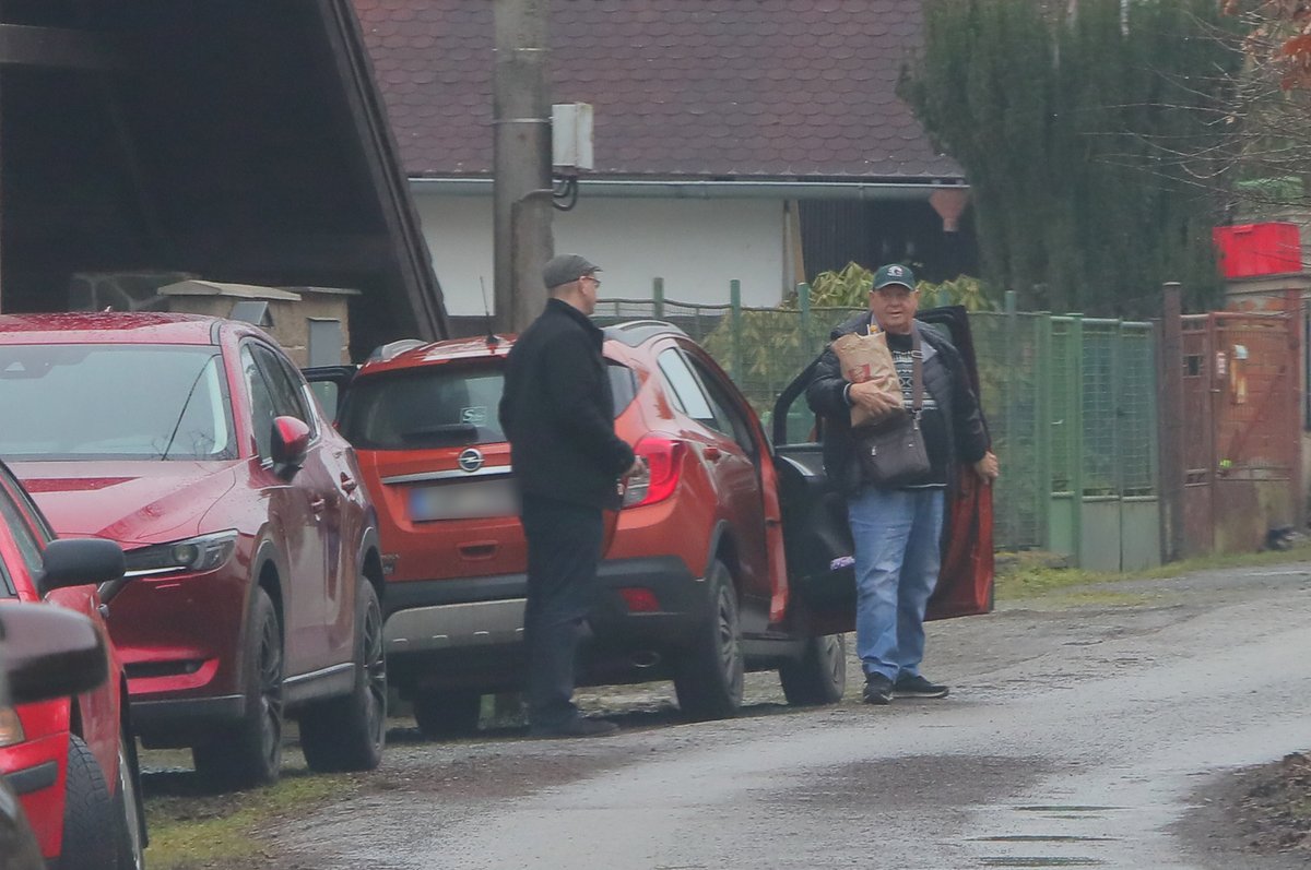 František Nedvěd po chemoterapiích se synem Vojtou.