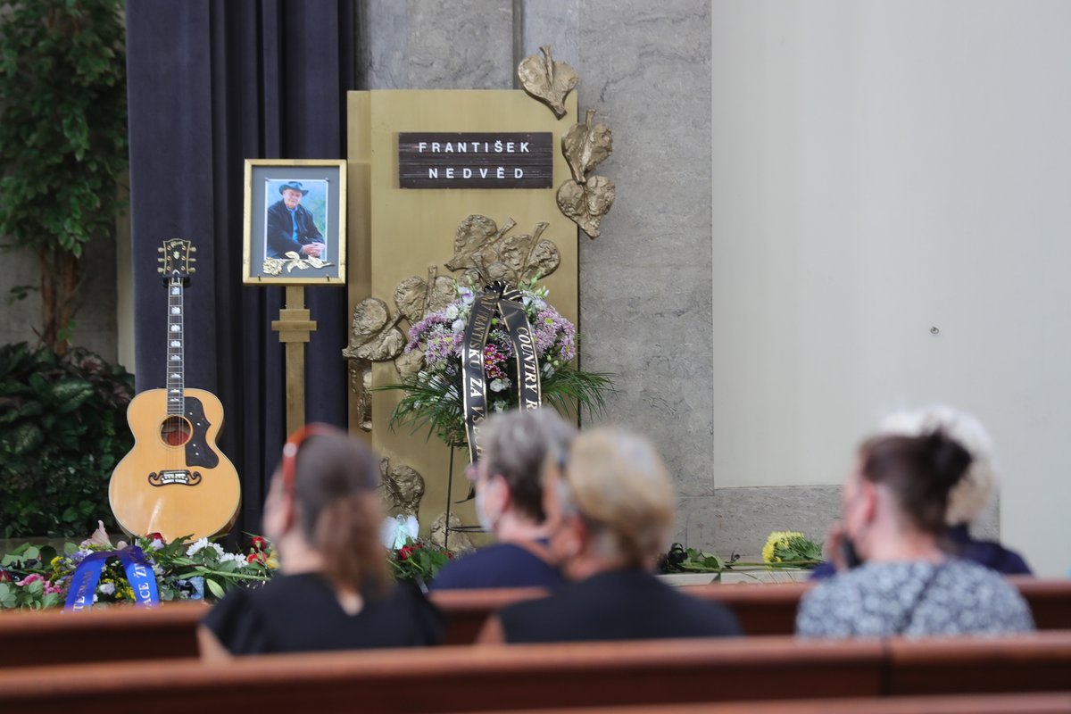 Poslední sbohem mohli po obřadu dát známému zpěvákovi i fanoušci