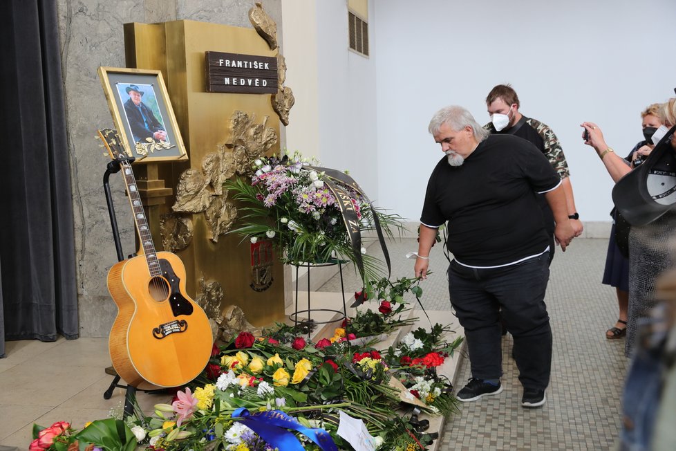 Poslední sbohem mohli po obřadu dát známému zpěvákovi i fanoušci