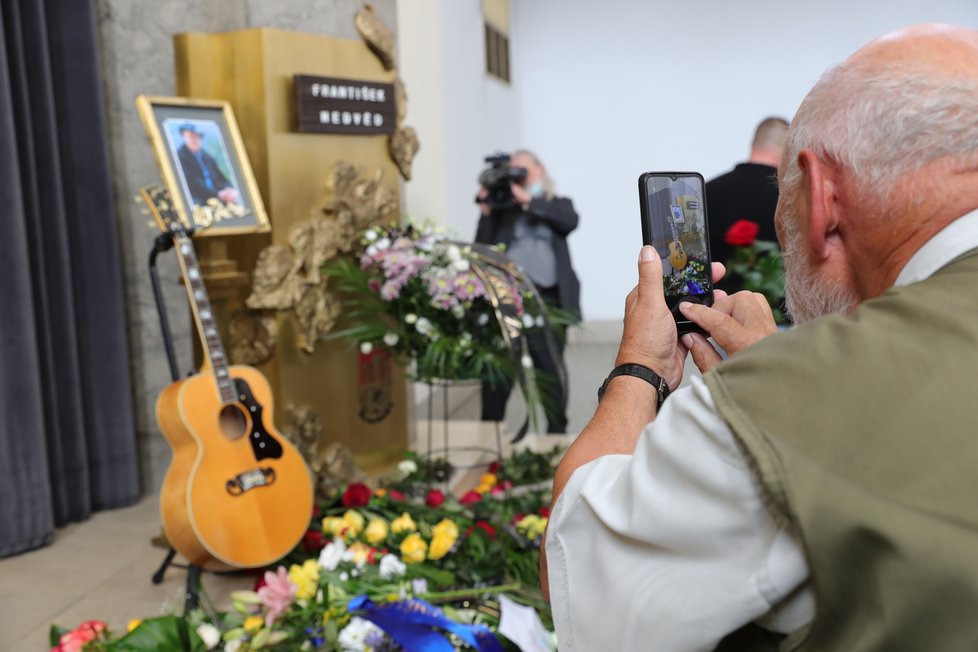 Poslední sbohem mohli po obřadu dát známému zpěvákovi i fanoušci.