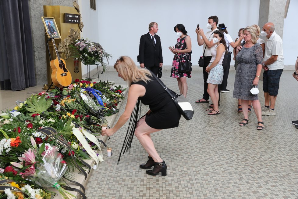 Poslední sbohem mohli po obřadu dát známému zpěvákovi i fanoušci