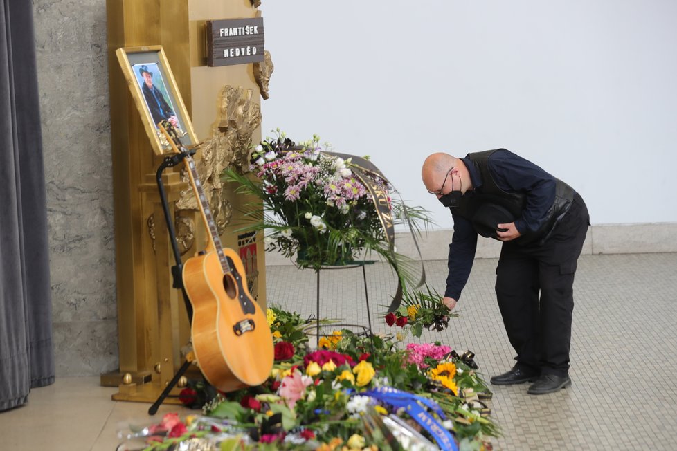 Poslední sbohem mohli po obřadu dát známému zpěvákovi i fanoušci