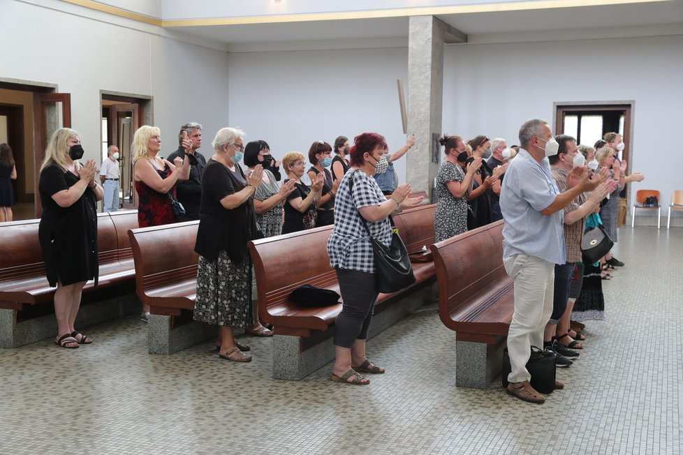 Poslední sbohem mohli po obřadu dát známému zpěvákovi i fanoušci.