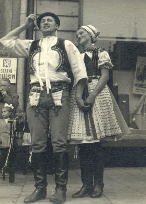 František Okénka na fotografii z roku 1952 na zájezdě s Kubíkovou muzikou po západních Čechách se svou ženou Boženkou.
