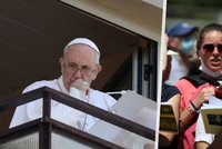 Papež František poprvé po operaci na veřejnosti. Pomodlil se z kliniky, docházel mu dech