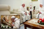 Papež František navštívil svého předchůdce Benedikta. A vedl svou první vánoční mši, během které líbal sošku Ježíška