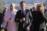 Papeže ve Francii vítali i Macronovi. Zachraňovat migranty je naše povinnost, vzkázal František