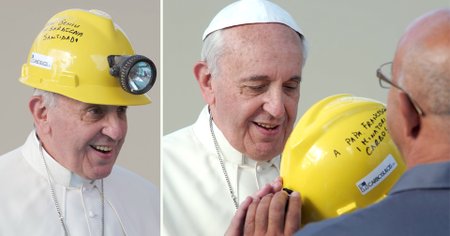 Papež František navštívil osobně horníky na italské Sardinii. A dostal od nich žlutou hornickou helmu