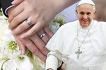 Papež František oddá 20 párů.