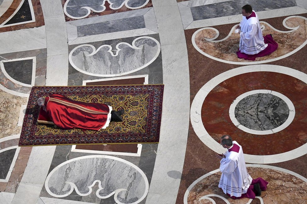 Papež František během mše na Velký pátek ve svatopetrské bazilice