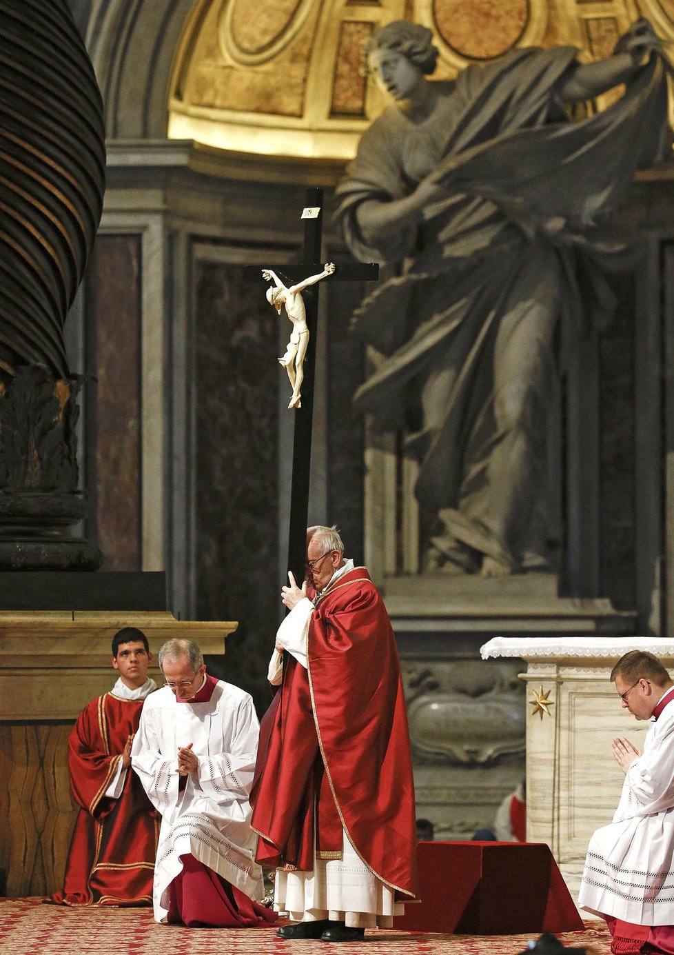 Papež František během mše na Velký pátek ve svatopetrské bazilice