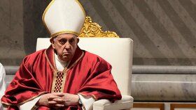 Papež po hospitalizaci kašlal během velikonoční mše. A kvůli zimě zrušil účast na obřadu